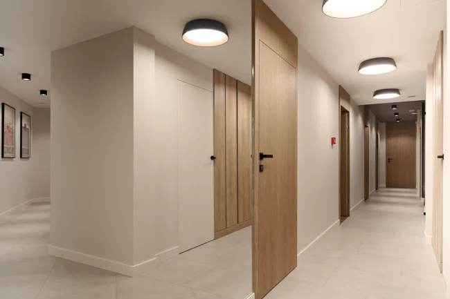 Przestronny korytarz i poczekalnia w Centrum Przylądek Równowagi Kraków — komfortowa przestrzeń dla oczekujących pacjentów