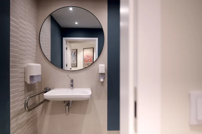 Nowoczesna i dostosowana toaleta, również dla niepełnosprawnych w Centrum Przylądek Równowagi Kraków — dbałość o komfort i dostępność dla wszystkich pacjentów