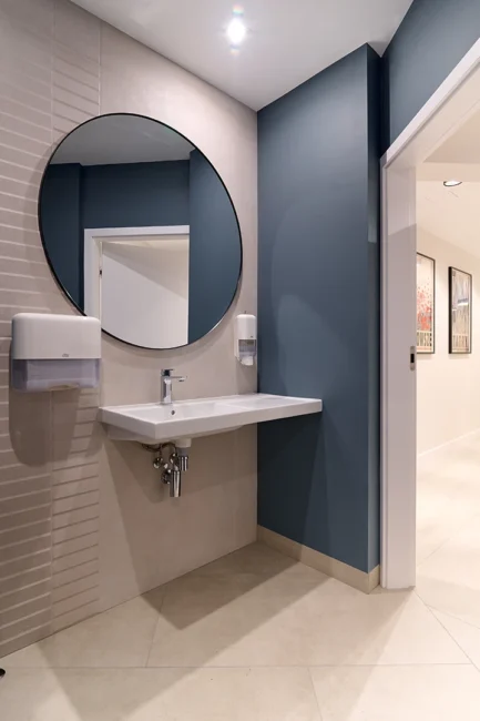 Funkcjonalna i czysta łazienka w Centrum Terapii Przylądek Równowagi Kraków — pełna dostępność dla osób o specjalnych potrzebach