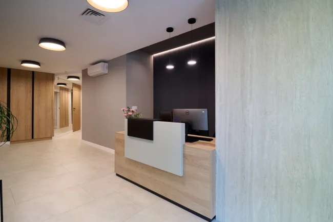 Nowoczesna recepcja Centrum Terapii Przylądek Równowagi Kraków — przestrzeń powitalna dla pacjentów i miejsce rejestracji