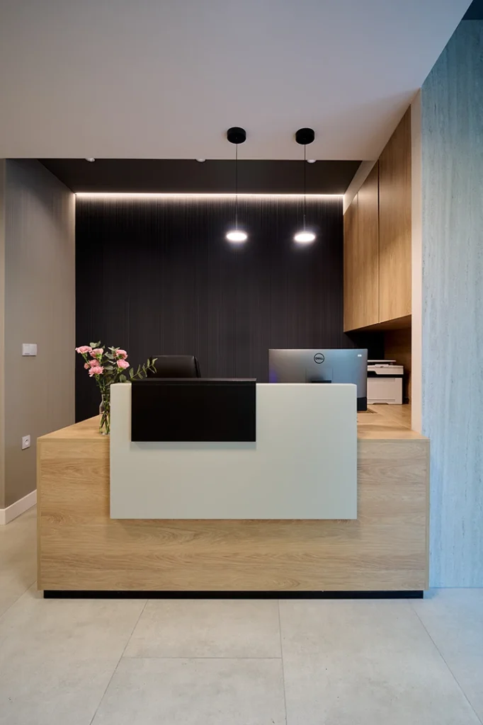 Funkcjonalna strefa recepcyjna w Centrum Przylądek Równowagi Kraków — profesjonalna obsługa klientów w przyjaznej atmosferze