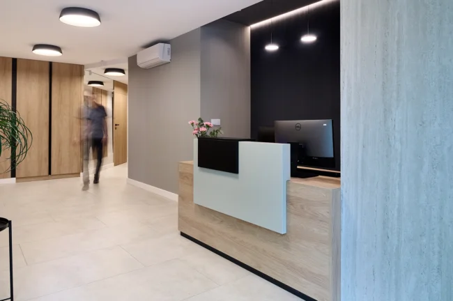 Elegancka recepcja w Centrum Terapii Przylądek Równowagi Kraków — komfortowa przestrzeń dla pacjentów