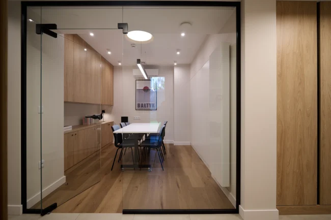 Profesjonalna sala konferencyjna w Centrum Przylądek Równowagi Kraków — miejsce szkoleń i spotkań zespołu specjalistów