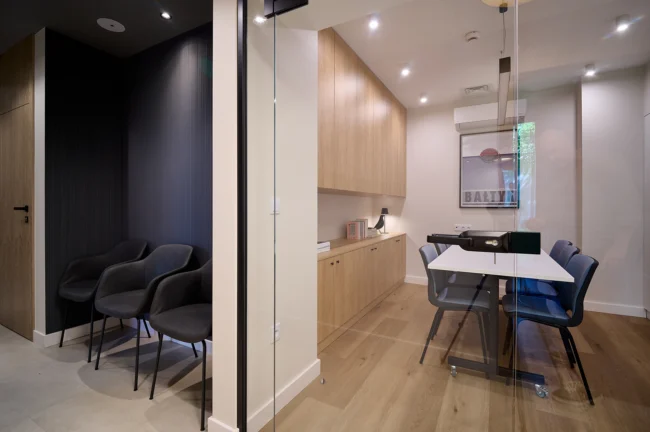 Sala szkoleń i spotkań zespołu w Centrum Terapii Przylądek Równowagi Kraków — przestrzeń dla rozwoju zawodowego specjalistów