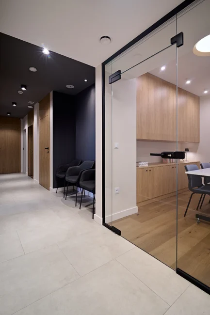 Nowoczesna poczekalnia w Centrum Terapii Przylądek Równowagi Kraków — miejsce relaksu przed wizytą u specjalisty