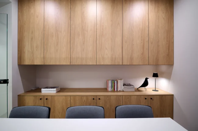 Przestronna sala do konsylium w Centrum Przylądek Równowagi Kraków — miejsce interdyscyplinarnych konsultacji i warsztatów terapeutycznych