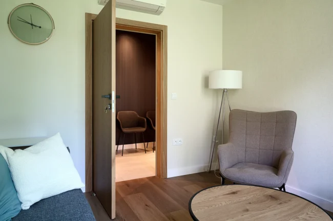 Komfortowy gabinet terapeutyczny w Centrum Przylądek Równowagi Kraków — spokojna atmosfera sprzyjająca procesowi psychoterapii