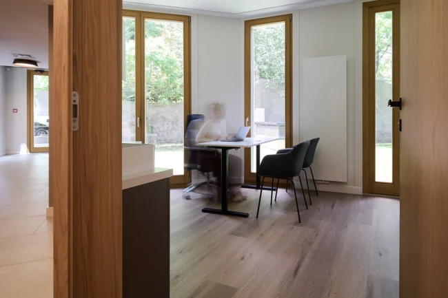 Komfortowy gabinet lekarski w Centrum Przylądek Równowagi Kraków — przestrzeń dla konsultacji medycznych w przyjaznym otoczeniu