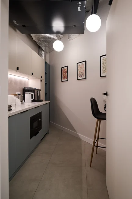 Przestronna kuchnia, miejsce socjalne dla pracowników Centrum Przylądek Równowagi Kraków — miejsce regeneracji zespołu terapeutycznego