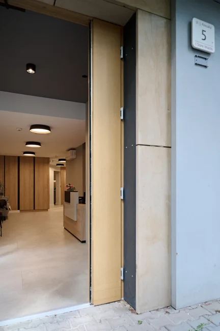 Nowoczesne i przyjazne wejście do Centrum Terapii i Rozwoju Przylądek Równowagi w Krakowie — komfortowa przestrzeń terapeutyczna