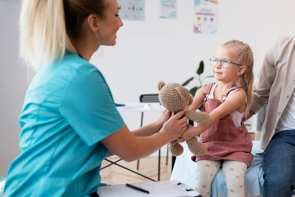 Neurolog Kraków — gabinet neurologa wraz z dzieckiem pacjentem w Centrum Przylądek Równowagi
