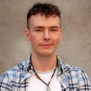 Michał-Płatek-pscyholog-psuychoterapeuta-kraków-Wsparcie młodych osób (13-25 lat) i ich rodzin. Wyzwania okresu dorastania, wykluczenie społeczne, wsparcie młodzieży LGBTQ+