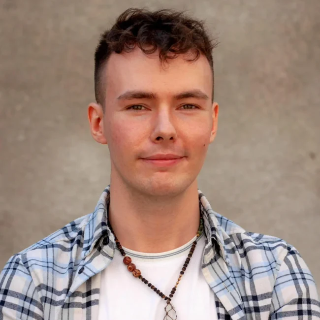 Michał-Płatek-pscyholog-psuychoterapeuta-kraków-Wsparcie młodych osób (13-25 lat) i ich rodzin. Wyzwania okresu dorastania, wykluczenie społeczne, wsparcie młodzieży LGBTQ+