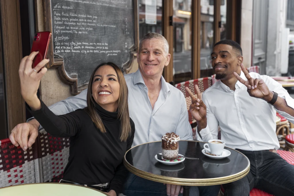 Obcokrajowcy w kawiarni - Grupa wsparcia dla obcokrajowców żyjących w Polsce