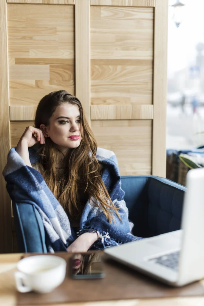 Kobieta wygodnie w domu korzysta z psychoterapia online