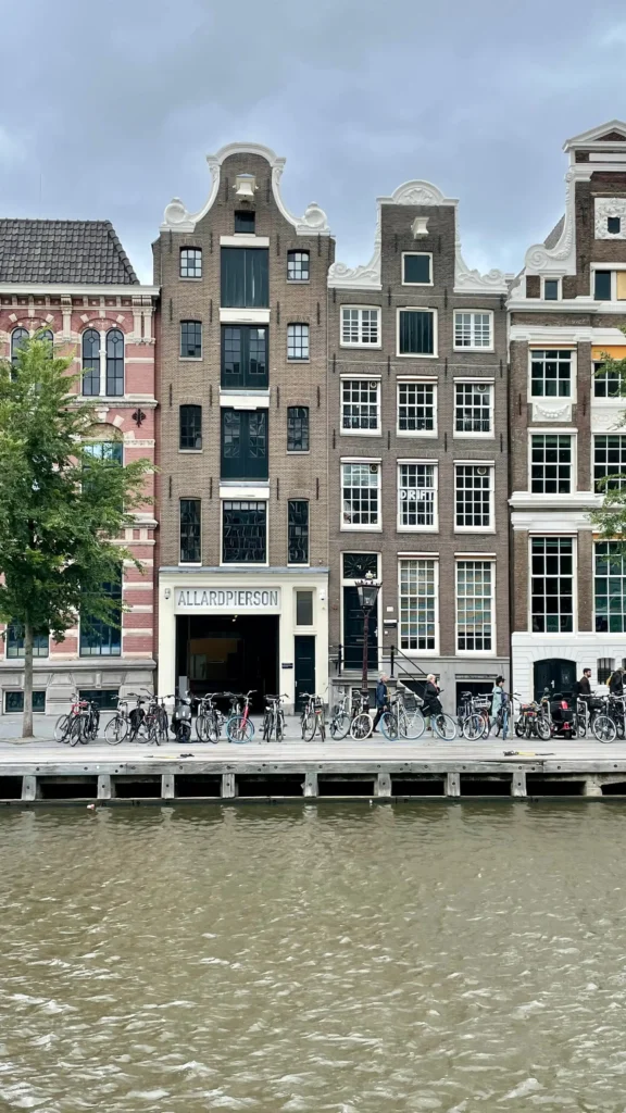 Ulica w Amsterdamie. Grupa wsparcia dla Polaków na emigracji