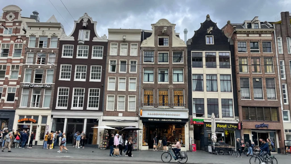 Ulica w Amsterdamie - zdrowie psychiczne na emigracji - psychoterapia online i grupa wsparcia