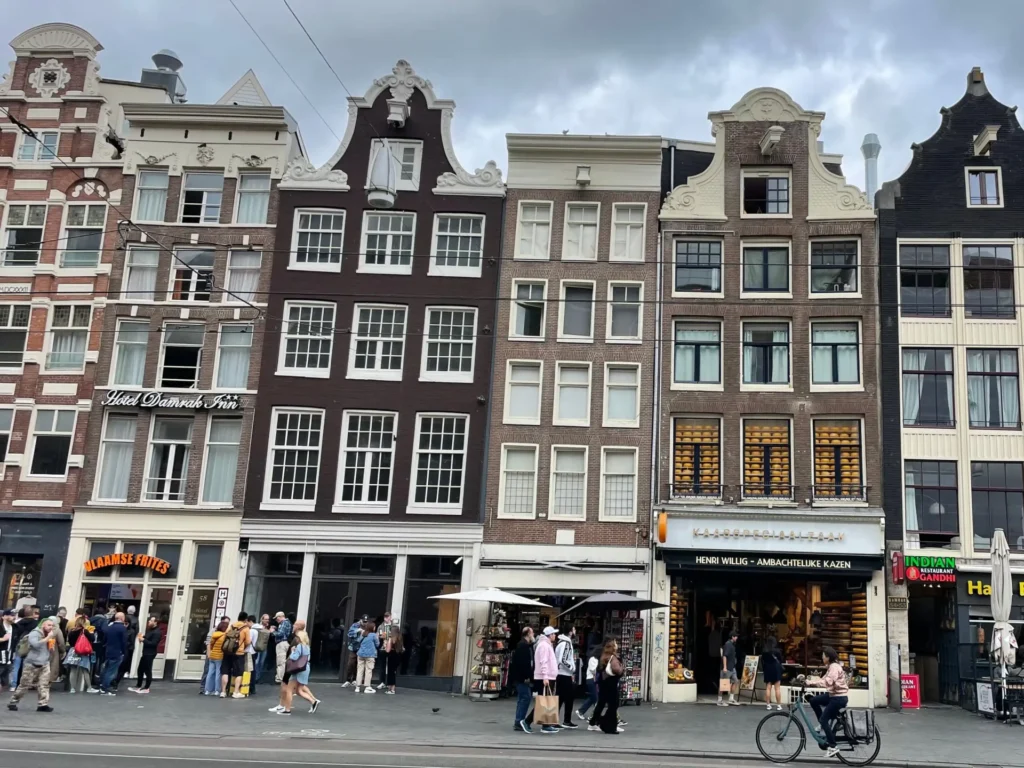 Ulica w Amsterdamie - zdrowie psychiczne na emigracji - psychoterapia online i grupa wsparcia