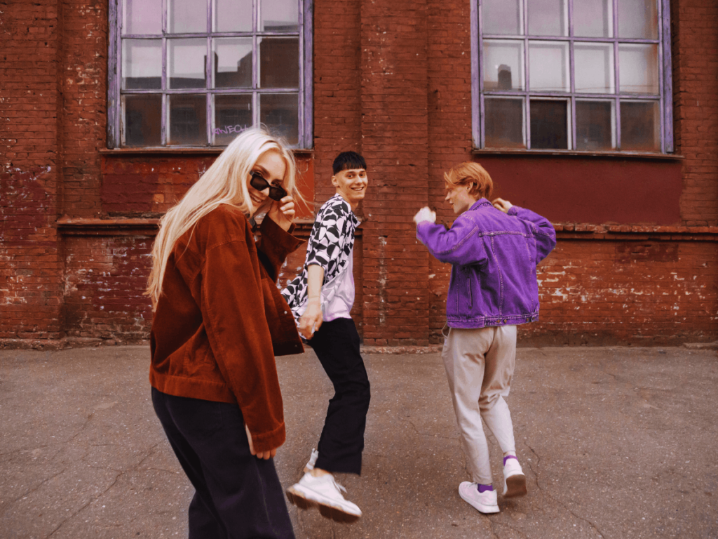 Grupa młodzieży przed szkołą - grupa wsparcia dla młodzieży z lękiem społecznym w Krakowie