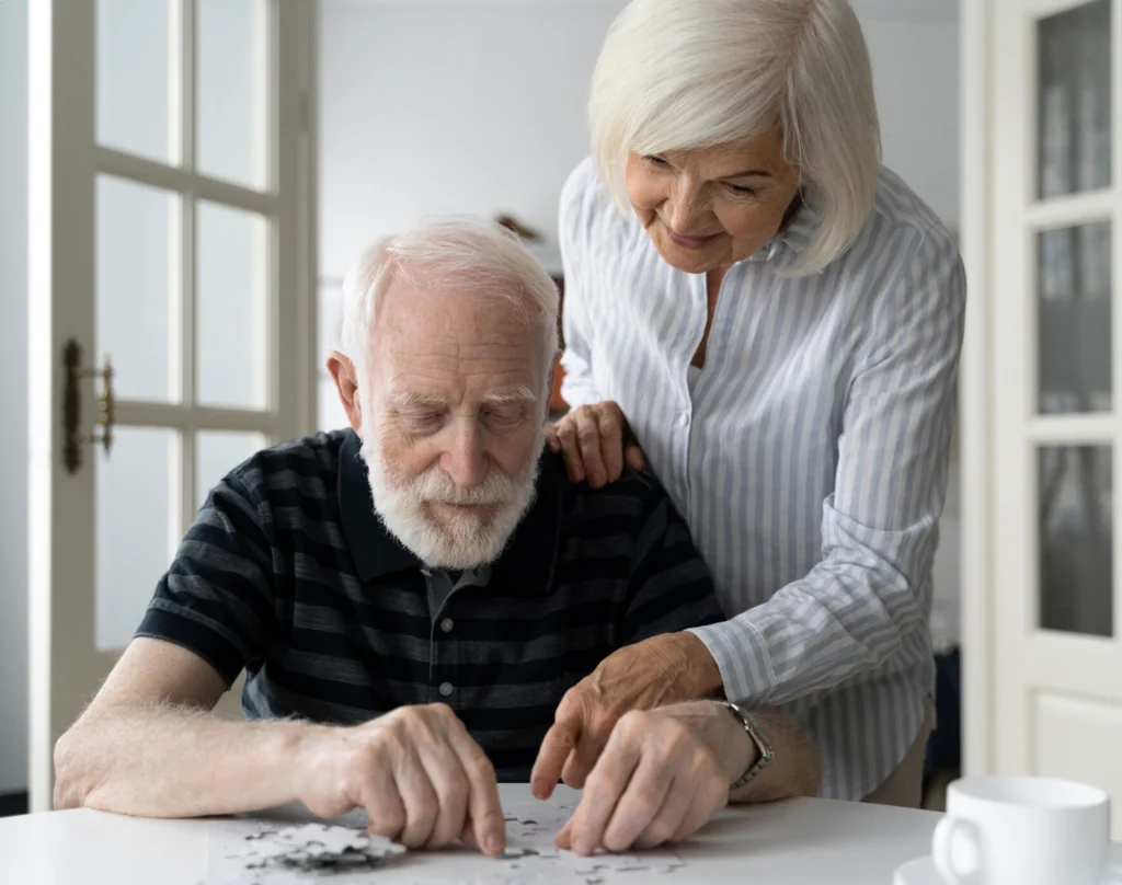 Seniorzy układają puzzle. Demencja czy Alzheimer - diagnoza i terapia w Krakowie
