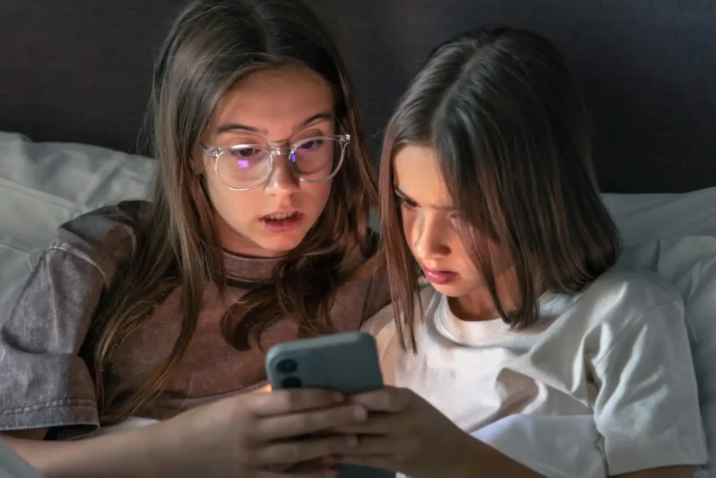 Dzieci w nocy grają na telefonie. Uzależnienie od internetu. Terapia e-uzależnień. Kraków Przylądek Równowagi